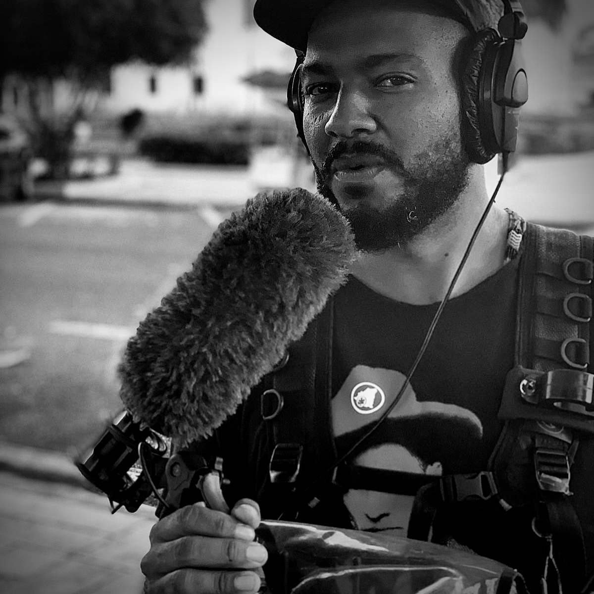 Erick Vargas con audífonos y micrófono, retrato en blanco y negro.